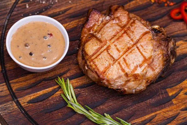 나무 판에 돼지 고기 스테이크 — 스톡 사진