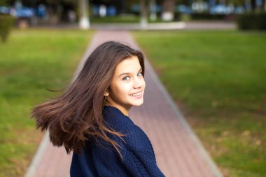 Sonbahar parkı arka planda poz Pretty esmer küçük kız