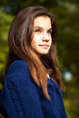 Sonbahar parkı arka planda poz Pretty esmer küçük kız