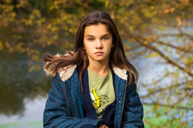 Sonbahar parkı arka planda poz Pretty esmer küçük kız