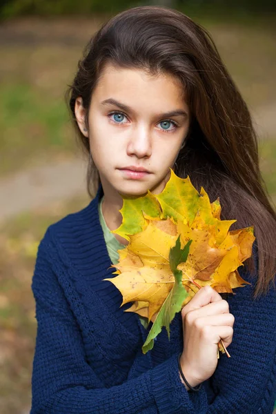 Güzel bir genç kızın portresi. — Stok fotoğraf