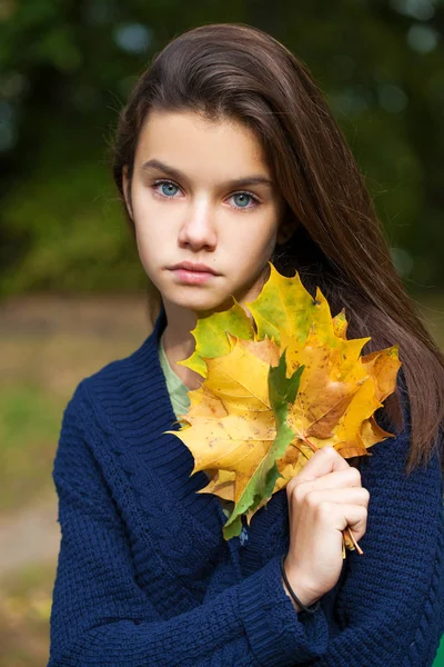 Porträt eines schönen jungen Mädchens — Stockfoto