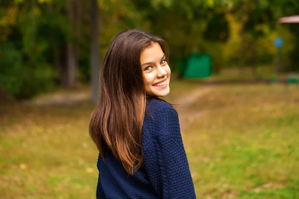 Bella bruna bambina in posa in autunno parco sfondo — Foto Stock