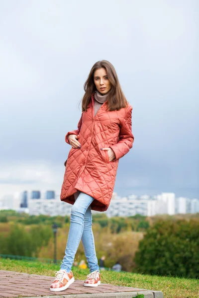 ,,Retrato de una joven hermosa mujer con una chaqueta rosa —  Fotos de Stock