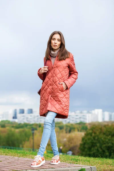 ,,Retrato de una joven hermosa mujer con una chaqueta rosa —  Fotos de Stock