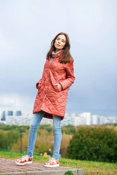 ,,Retrato de una joven hermosa mujer con una chaqueta rosa —  Fotos de Stock