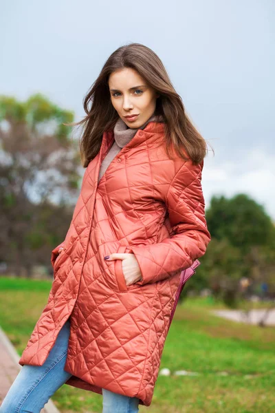 ,,Портрет молодой красивой женщины в розовой куртке — стоковое фото
