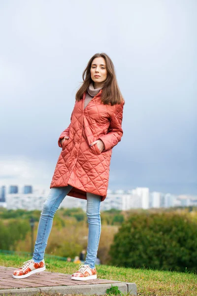 ,,Портрет молодой красивой женщины в розовой куртке — стоковое фото
