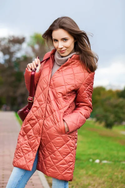,,Retrato de una joven hermosa mujer con una chaqueta rosa —  Fotos de Stock