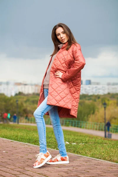 ,,Portré egy fiatal gyönyörű nő egy rózsaszín kabát — Stock Fotó