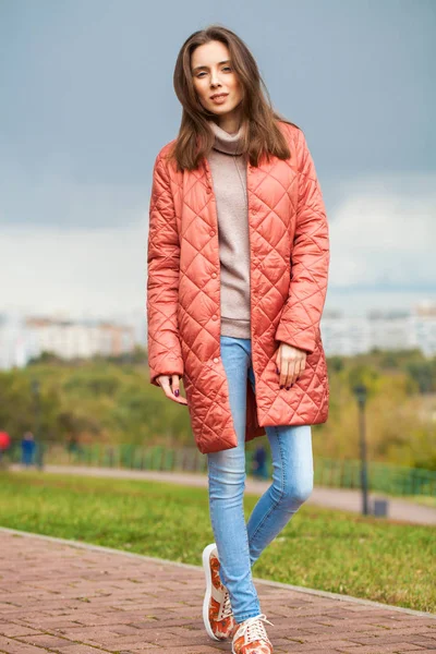 ,,Potret seorang wanita cantik muda dalam jaket merah muda — Stok Foto