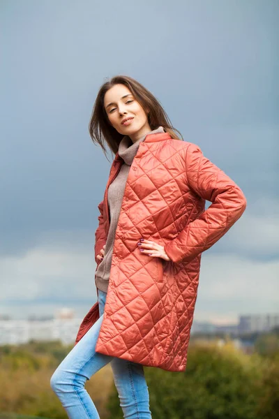 ,,Portret van een jonge mooie vrouw in een roze jasje — Stockfoto