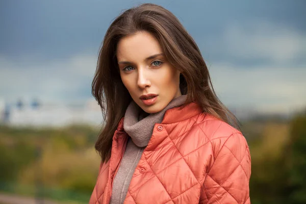 ,,Retrato de una joven hermosa mujer con una chaqueta rosa —  Fotos de Stock