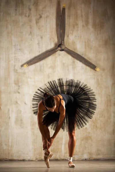 Joven hermosa bailarina en tutú de ballet negro posando en st oscuro —  Fotos de Stock