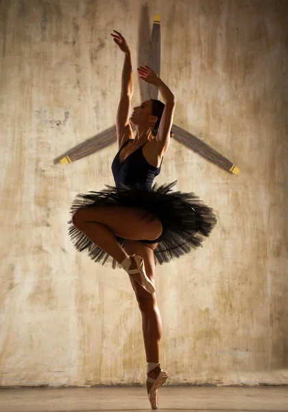 Jovem bela bailarina em preto tutu balé posando em st escuro — Fotografia de Stock