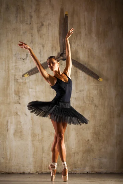 年轻美丽的芭蕾舞演员在黑色芭蕾Tutu在黑暗的姿势 — 图库照片