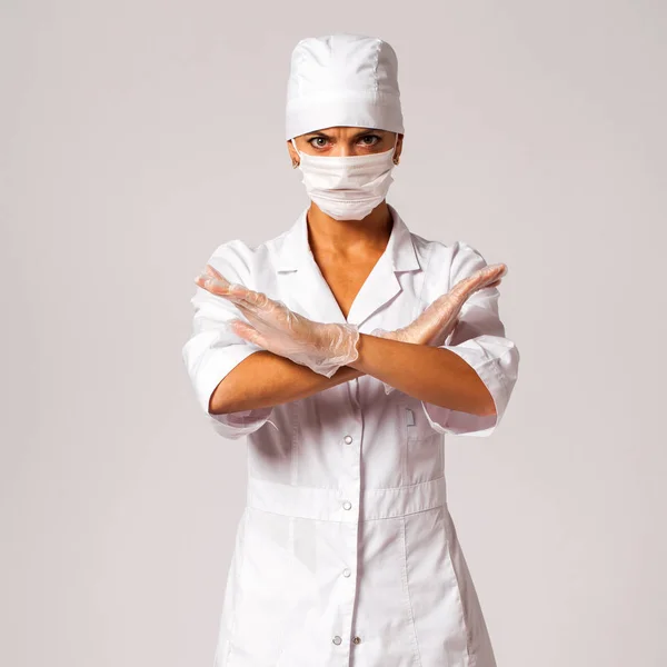 회색 배경에 고립 된 흰색 정장에 간호사 — 스톡 사진