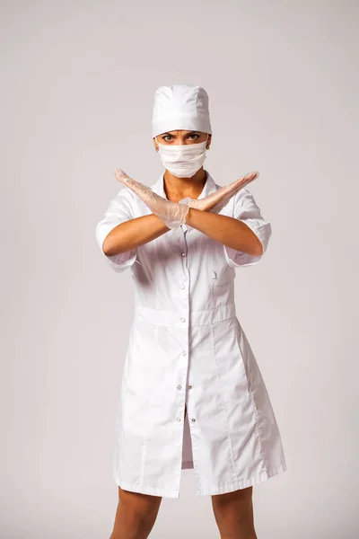 Krankenschwester im weißen Anzug isoliert auf grauem Hintergrund — Stockfoto