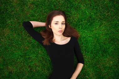 Siyah elbiseli genç ve güzel bir kadının en iyi görünümü yalan