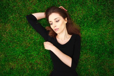 Siyah elbiseli genç ve güzel bir kadının en iyi görünümü yalan