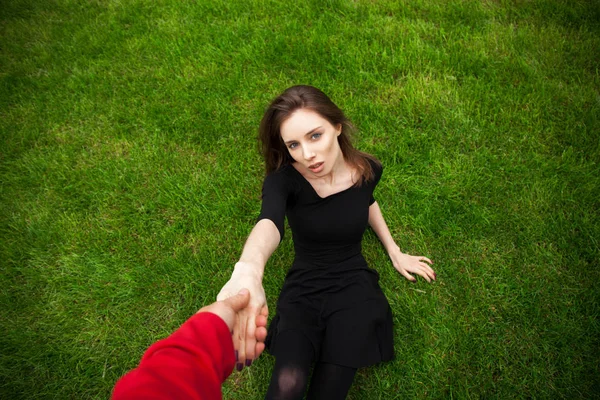 Retrato de vista superior de una joven hermosa mujer en vestido negro se encuentra — Foto de Stock