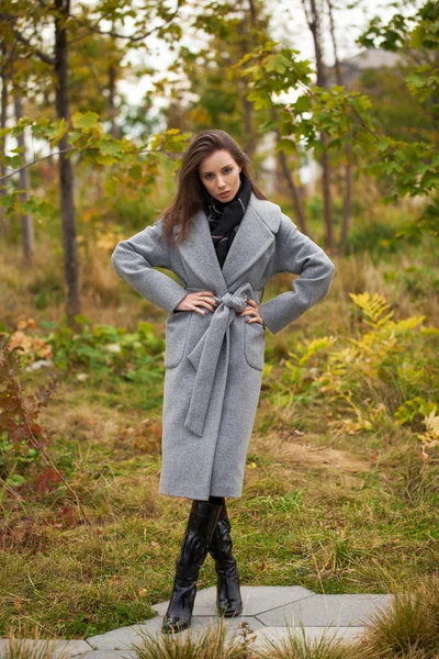 Portret van jonge mooie vrouw in grijze vacht poseren in de herfst — Stockfoto