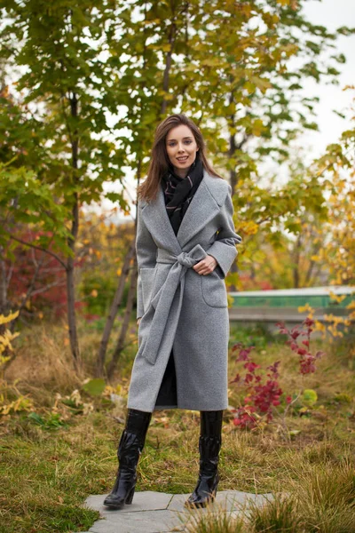 Retrato de jovem mulher bonita em casaco cinza posando no outono — Fotografia de Stock