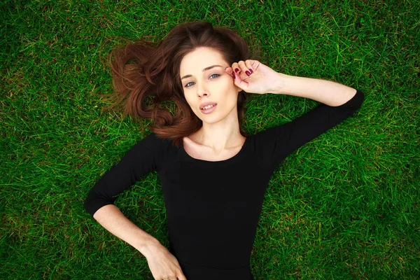 Top vista retrato de uma jovem bela mulher de vestido preto mentiras — Fotografia de Stock