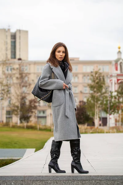 Portrait of young beautiful woman in gray coat posing in autumn — Stock Photo, Image