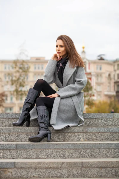 Ritratto di una giovane bella donna vestita di nero — Foto Stock