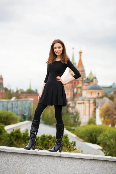 Portrait of young beautiful woman in black dress posing in autum — Stock Photo, Image