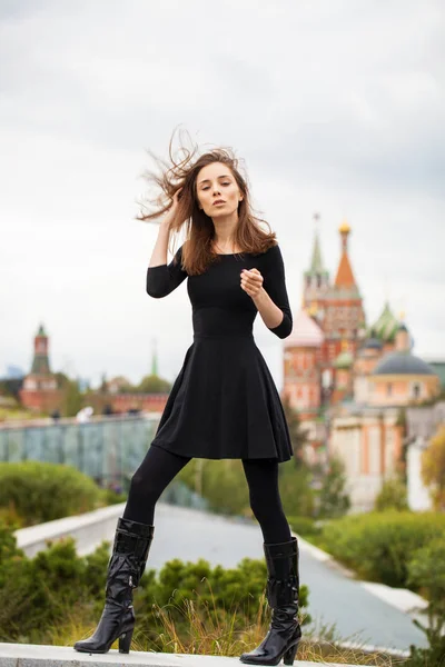 Portret van jonge mooie vrouw in zwarte jurk poseren in Autum — Stockfoto