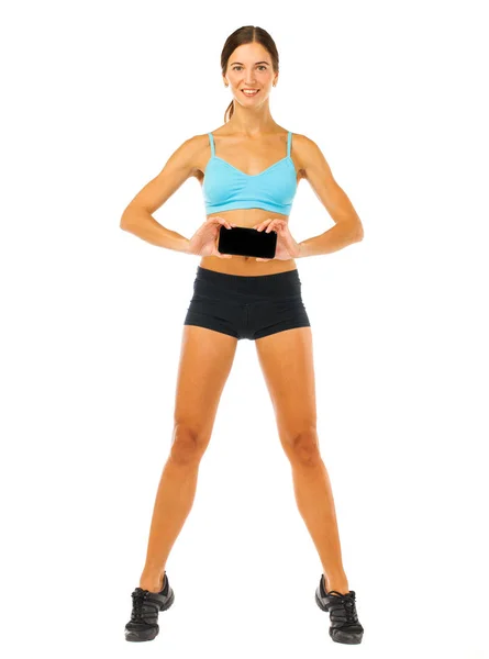 Vidám fiatal fitness nő mutatja üres smartphone képernyő ISO — Stock Fotó