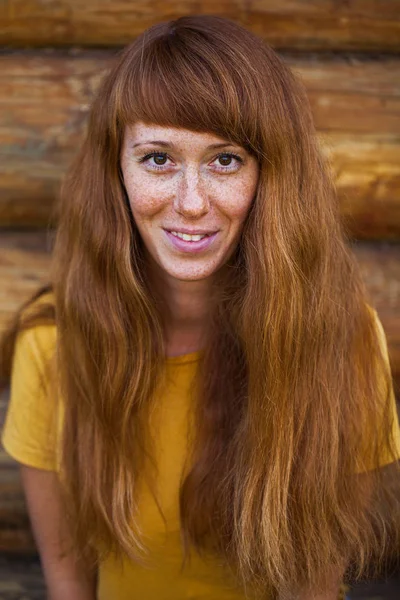 Retrato close-up de jovem mulher de cabelo vermelho — Fotografia de Stock