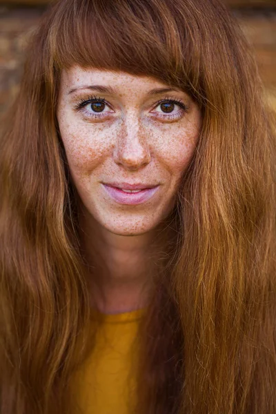 Portret zbliżenie młodej kobiety czerwono-włosy — Zdjęcie stockowe