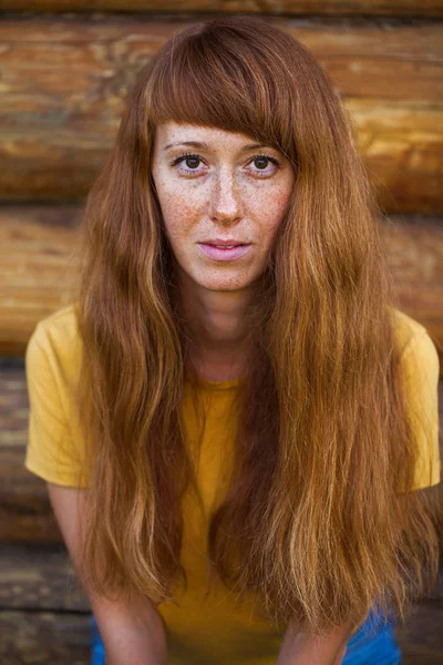 Porträtt närbild av ung röd-hår kvinna — Stockfoto