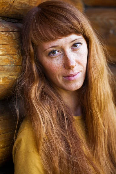 Portræt close up af unge rødhårede kvinde - Stock-foto