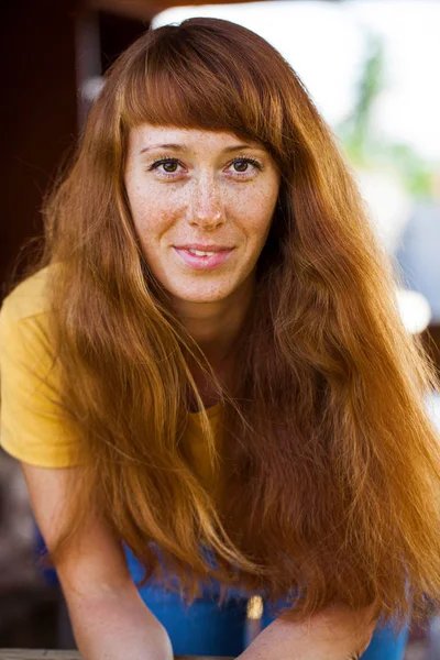 Linda jovem mulher de cabelo vermelho posando no parque de verão — Fotografia de Stock