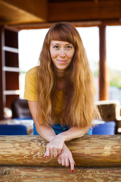 Porträt einer jungen Frau mit rotem Haar — Stockfoto