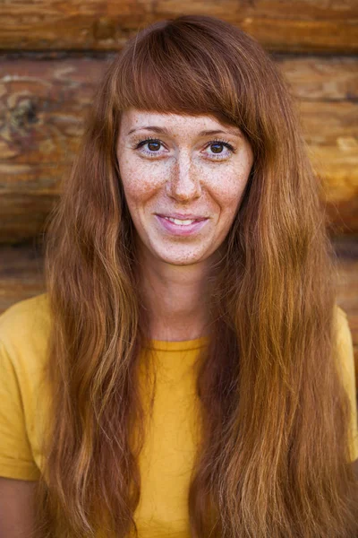 젊은 빨간 머리 여자의 초상화 클로즈업 — 스톡 사진