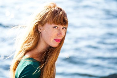 Mutlu Portre kızıl saçlı kadın