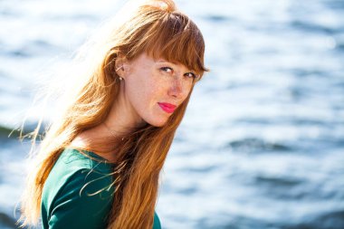 Mutlu Portre kızıl saçlı kadın