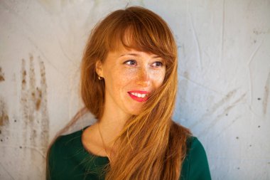 Mutlu Portre kızıl saçlı kadın