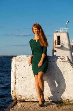 Tam vücut portre kırmızı saçlı modeli