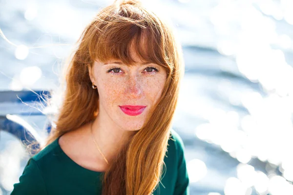 Retrato feliz mulher ruiva — Fotografia de Stock