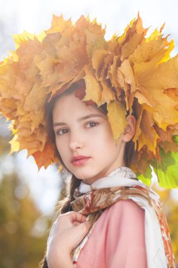 Akçaağaç çelengi ile mutlu ve güzel bir kız.