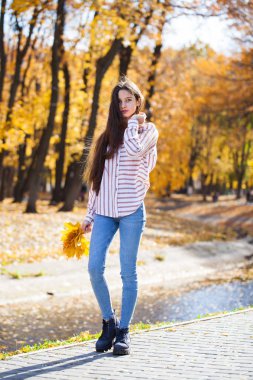Sonbahar parkı arka planda poz Pretty esmer küçük kız