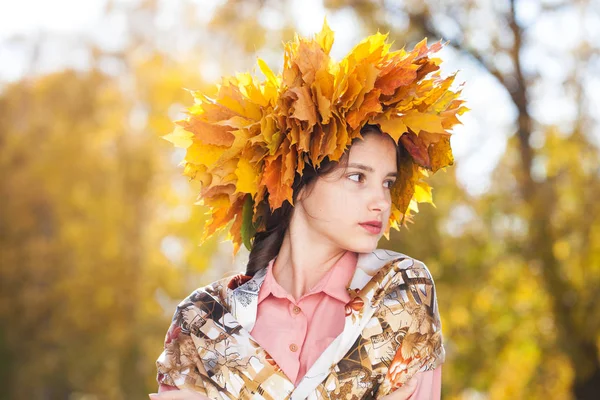 Joyeux jeune belle fille avec une couronne de feuilles d'érable dans autu — Photo