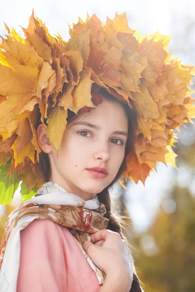 Šťastná mladá krásná dívka s věncem javorových listů v autu — Stock fotografie