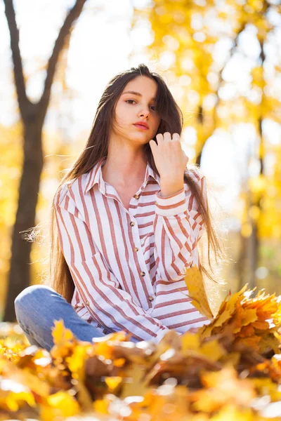 Portrait d'une jeune belle fille aux feuilles d'érable jaunes — Photo